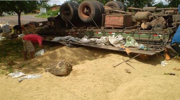 Caminhão carregado de arroz tomba e mata motorista em Ribeiro Gonçalves(Imagem:Divulgação)