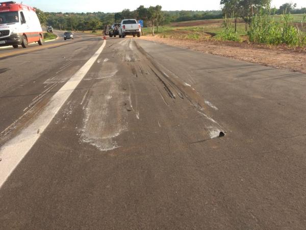 Acidente envolvendo moto e caminhão é registrado na BR 135 em Santa Luz, no Piauí (Imagem:Divulgação/PRF)