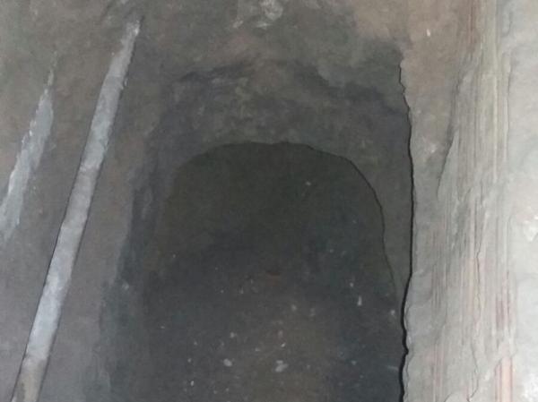 Buraco de quatro metros de profundidade foi encontrado em pavilhão.(Imagem:Divulgação/Sejus)