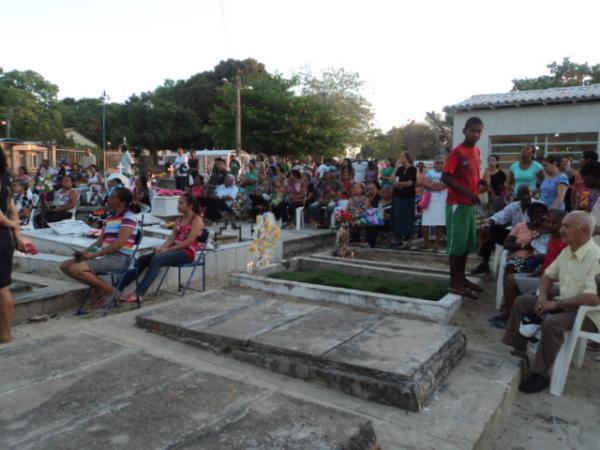 Pessoas assistindo a missa no cemitério central(Imagem:Cida Santana)