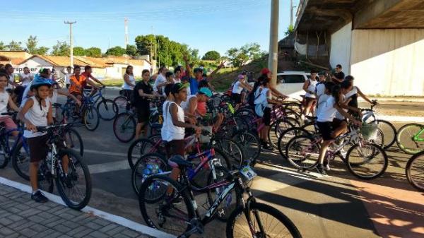 Alunos da Escola Pequeno Príncipe participam de passeio ciclístico.(Imagem:EPP)