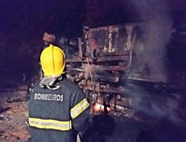 Caminhão tanque capota, pega fogo e motorista morre carbonizado na BR-343.(Imagem:Cidadeverde.com)