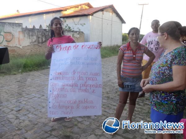 Moradores do Conjunto Vila Leão fazem manifestação reivindicando melhorias.(Imagem:FlorianoNews)