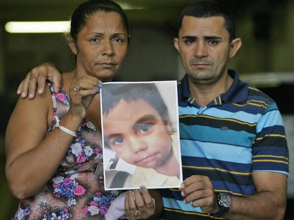 José Maria Ferreira de Sousa e Terezinha Maria de Jesus, pais do menino Eduardo de Jesus.(Imagem:Fábio Gonçalves)