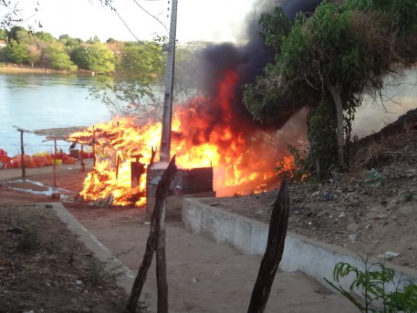 Incêndio destrói barracas na prainha em Barão de Grajaú.(Imagem:FlorianoNews)