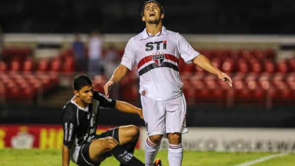 Aloisio se lamenta, durante jogo do São Paulo contra a Ponte Preta.(Imagem: Willian Volcov / Ag. Estado)