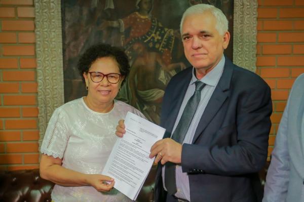 Deputado Themístocles Filho (MDB), recebeu das mãos da vice-governadora do Estado Regina Sousa (PT) o projeto de Lei que trata da regularização fundiária no Estado do Piauí.(Imagem:Alepi)