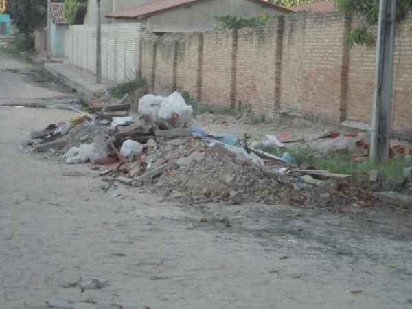 Entulho e lixo nas ruas, uma rotina em Floriano.(Imagem:FlorianoNews)