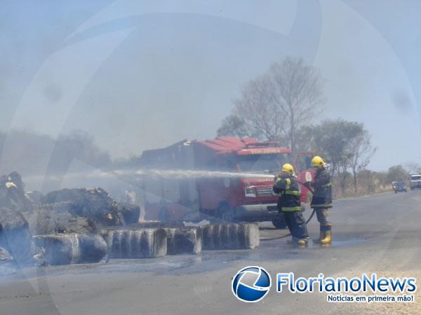 Carga de algodão pega fogo em cima de caminhão em Floriano.(Imagem:FlorianoNews)