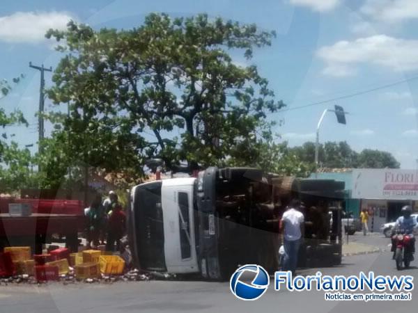 Caminhão transportando bebidas tomba em Floriano.(Imagem:FlorianoNews)