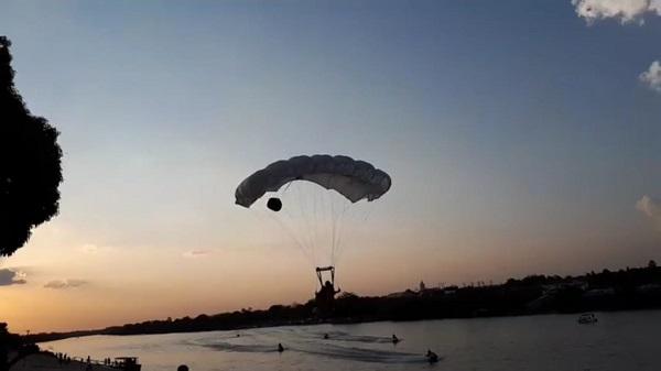 Florianenses vibram com show de paraquedismo no cais de Floriano.(Imagem:Jc24horas)