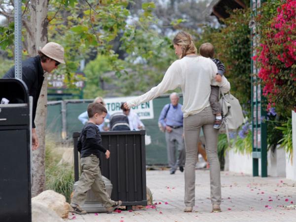 Gisele, com Benjamin no colo, Tom Brady e John.(Imagem:Divulgação)