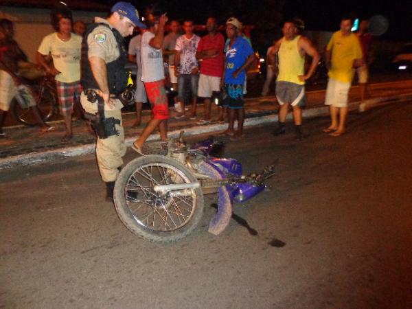 Motoqueiro fica ferido ao bater em objeto fixo.(Imagem:FlorianoNews)