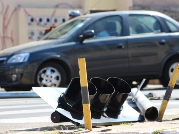 Caminhão enrosca em fio e derruba poste semafórico na Zona Norte.(Imagem:Fernando Brito/G1)