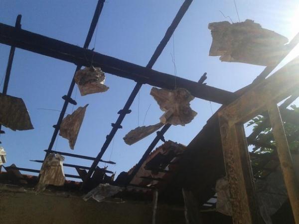 Parte do teto da residência foi destruído pelas chamas.(Imagem:Polícia Militar/Divulgação)