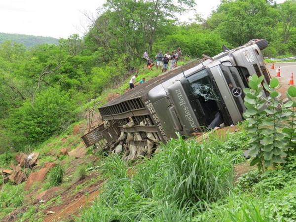 Carreta carregada de animais tomba em rodovia de Picos.(Imagem:Cidadeverde.com)