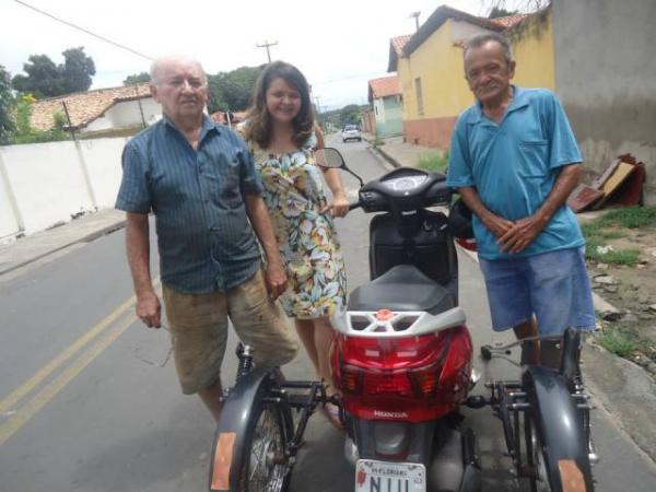 Pai de Jaquelina Nascimento recebe dono de triciclo na oficina?.(Imagem:Assessoria)