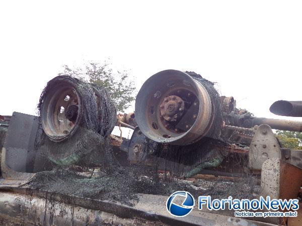 Acidente na PI-140 deixa vítima carbonizada(Imagem:FlorianoNews)