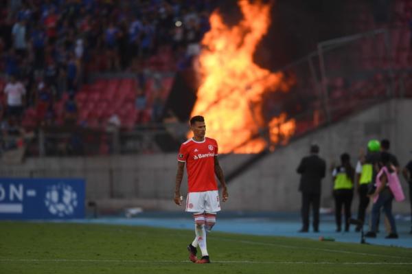 Victor Cuesta na partida contra a La U enquanto torcedores ateavam fogo no estádio Nacional de Chile(Imagem:Arquivo pessoal)