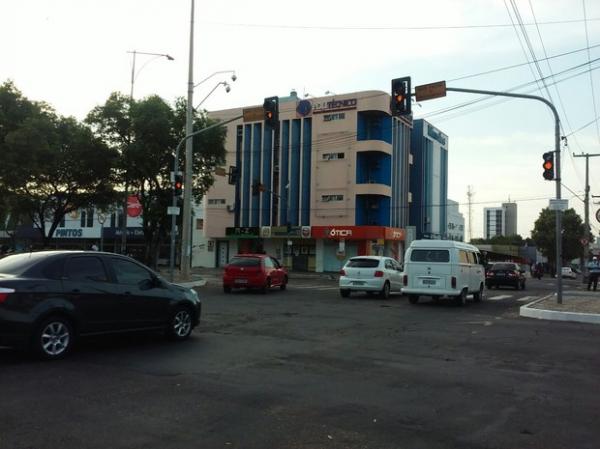 Semáforos da Avenida Frei Serafim amanheceram com defeito nesta segunda (14). (Imagem:Foto: Fernando Brito/G1)