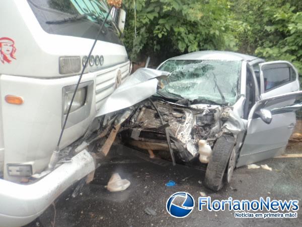 Casal e filha morrem em colisão entre carro e caminhão em Floriano.(Imagem:FlorianoNews)