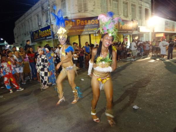 Desfiles de escolas de samba alegram a Av. Getúlio Vargas. (Imagem:FlorianoNews)