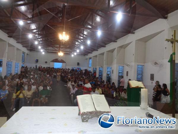 Amigos e familiares lotam igreja em missa de 7º dia de irmãos assassinados.(Imagem:FlorianoNews)