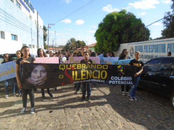 Adolescentes e entidades participam ato contra violência sexual em Floriano.(Imagem:FlorianoNews)