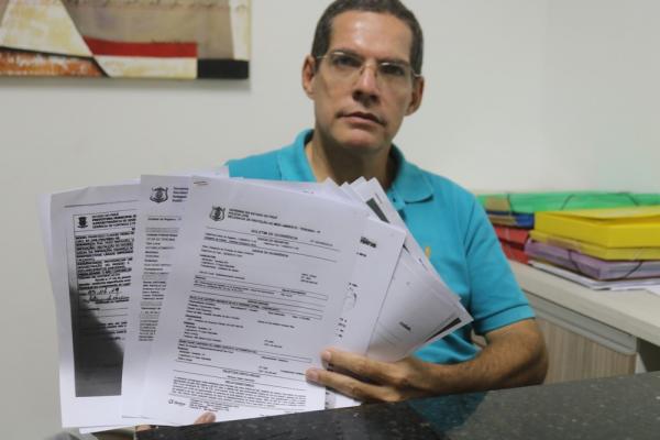 Morador exibe diversas queixas registradas contra causado por bar da Zona Leste de Teresina.(Imagem:Gilcilene Araújo/G1)