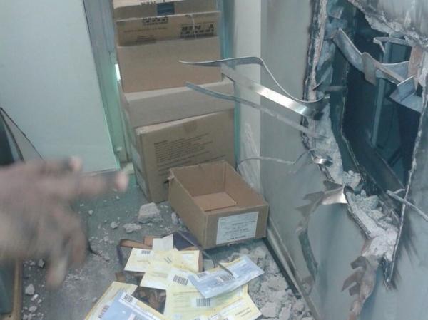 Criminosos arrombam parede de agência bancária em Corrente.(Imagem:Polícia Militar)