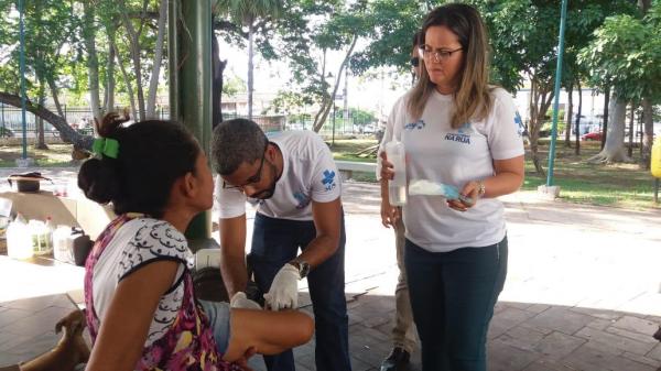 Equipe da Unidade móvel de Saúde atendendo à uma moradora de rua(Imagem:Equipe da Unidade Móvel de Saúde)