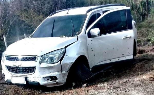 Motorista perde controle de carro com a família e desce aterro da BR-343(Imagem:Divulgação)