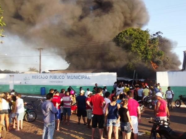 Populares tentaram apagar fogo em mercado público de Esperantina.(Imagem:Klebert de Oliveira/ Revista AZ)