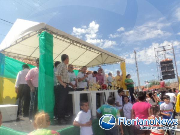 População vai às ruas para prestigiar desfile.(Imagem:FlorianoNews)