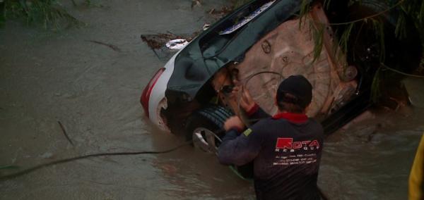 carro arrastado pela correnteza(Imagem:Divulgação)