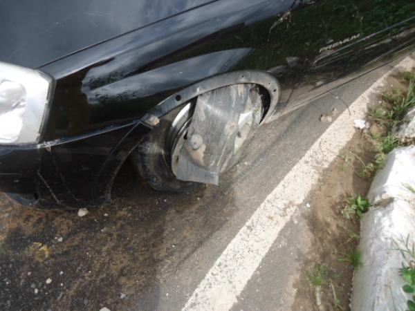 Veículo colide contra canteiro central da BR-230 em Floriano.(Imagem:FlorianoNews)