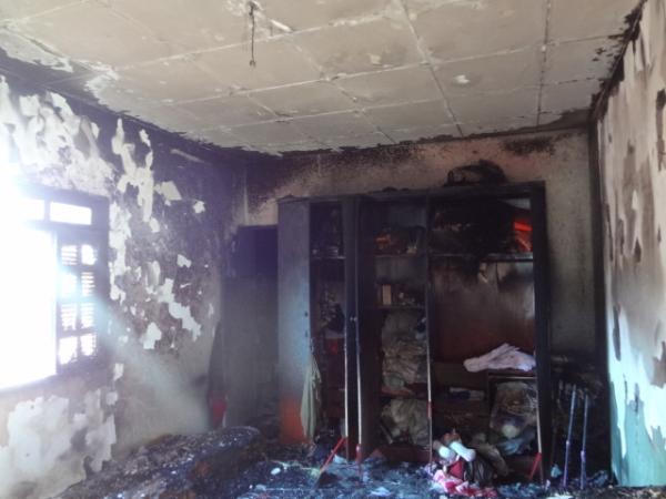 Incêndio destrói quarto de uma casa em Floriano.(Imagem:FlorianoNews)