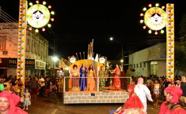 Carnaval encerra com desfile das Escolas de Samba e festa no Cais, em Floriano.(Imagem:Secom)