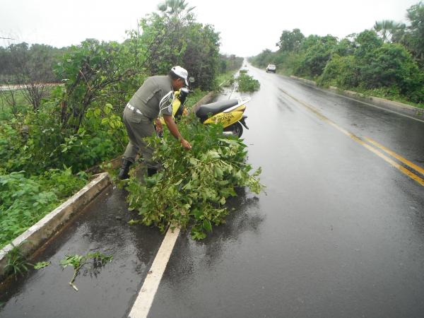 Chuva abre buraco na pista que liga Floriano à Itaueira.(Imagem:FlorianoNews)