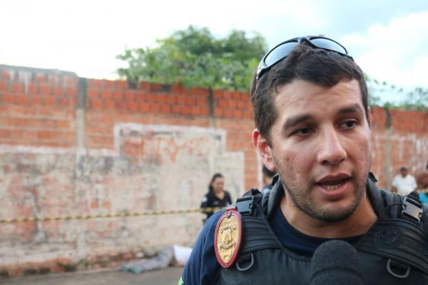  Delegado Jarbas Lima afirmou que foram efetuados vários disparos contra a vítima.(Imagem:Lucas Marreiros / G1)