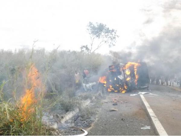Colisão entre van da Uespi e Celta deixa mortos(Imagem:Somosnoticias.com)