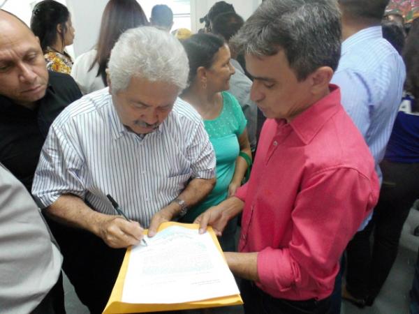 Edvaldo Araújo entrega carta a Governador reivindicando redução no preço do milho da Conab(Imagem:FlorianoNews)
