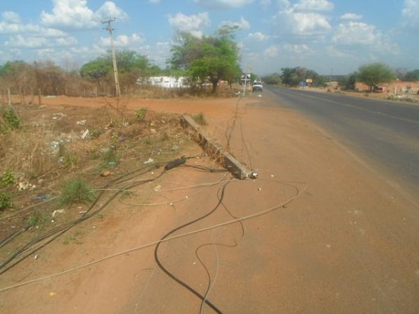 Caçamba atinge cordoalha de aço e derruba 4 postes de energia elétrica em Floriano(Imagem:FlorianoNews)