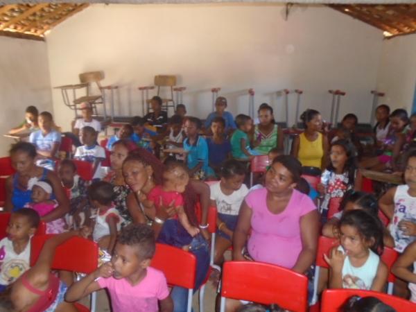 Crianças da localidade Tabuleiro do Mato recebem a visita do Papai Noel.(Imagem:FlorianoNews)