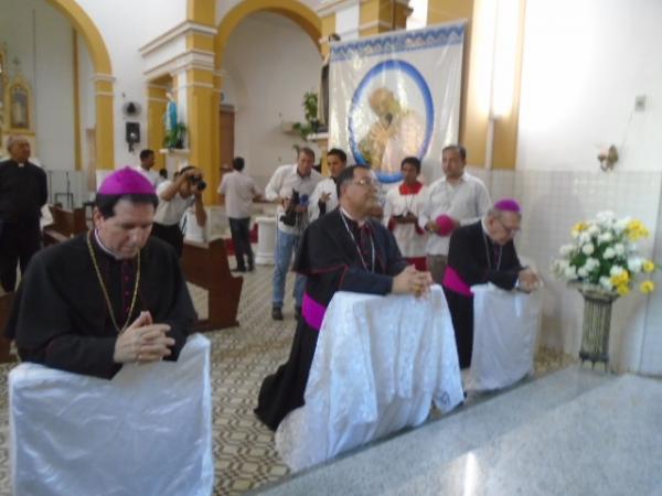 Multidão acompanha posse de Dom Edivalter como novo Bispo da Diocese de Floriano.(Imagem:FlorianoNews)