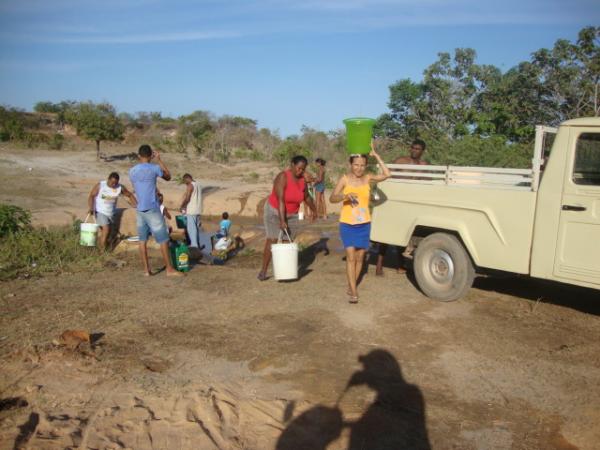 No cano, local próximo a Anel Viário de Florino onde fica um Cano da Agespisa(Imagem:redação)