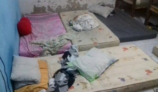 Jogadores denunciam que dormiam em colchões pois não havia beliches para todo mundo.(Imagem:GloboEsporte.com)
