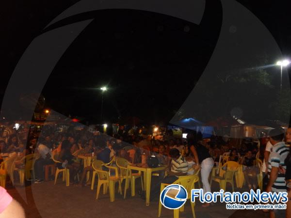 Gilberto Júnior e Gustavo Neiva prestigiaram a festa dos barraqueiros no bairro Alto da Cruz.(Imagem:FlorianoNews)