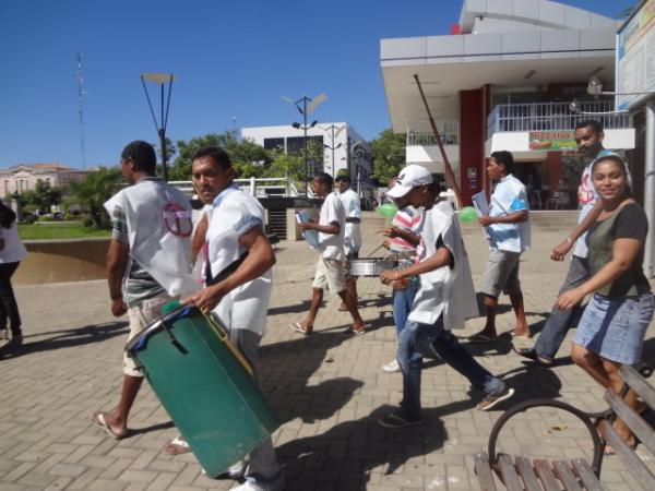 Caminhada lembra o Dia Internacional de Combate às Drogas em Floriano.(Imagem:FlorianoNews)