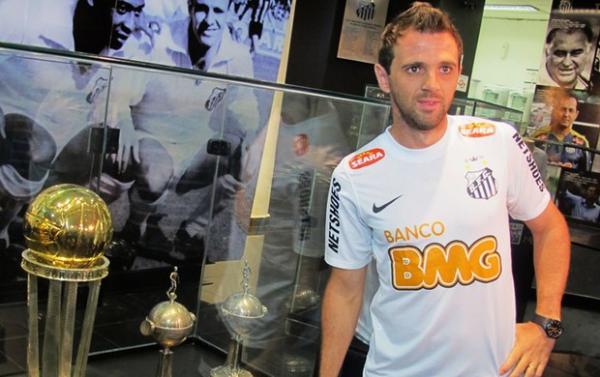 Montillo visitou o Memorial das Conquistas do Peixe.(Imagem:Lincoln Chaves / Globoesporte.com)